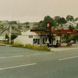 Hurley and Peake Garage before demolition 2001